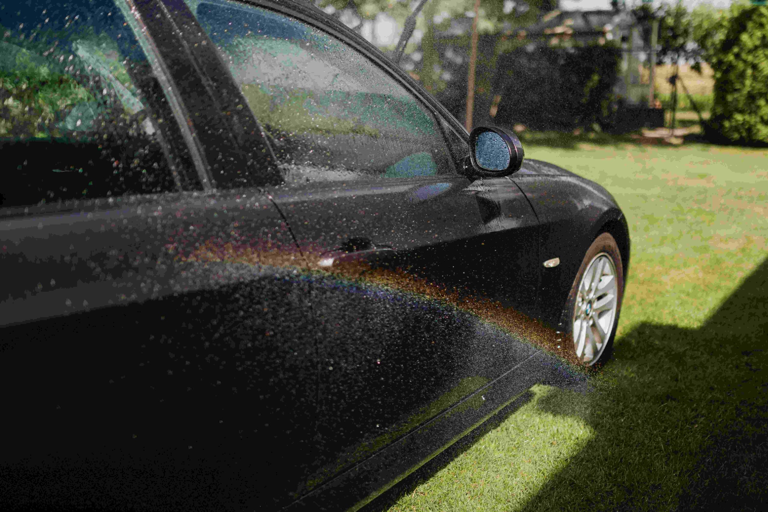 Jak radzić sobie z zalanym wnętrzem samochodu po otwartym oknie podczas deszczu