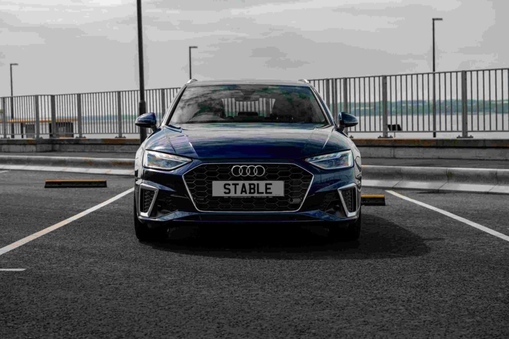 Audi zaparkowane na parkingu jako ilustracja artykułu o kosztach, zaletach i wygodzie wynajmu Audi